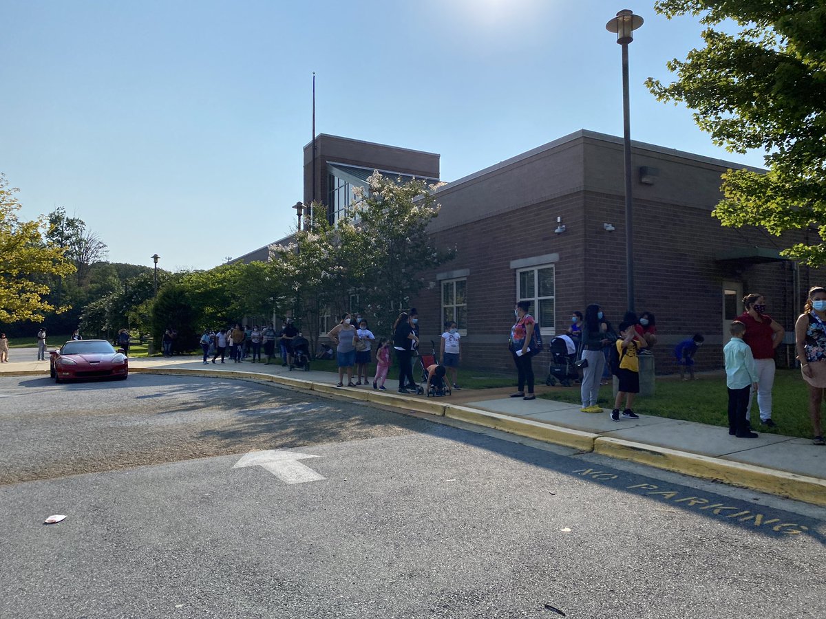 MHMJES's tweet image. Distribution day at @MHMJES @pgcps #PlugInPGCPS Join us! @Title1_PGCPS