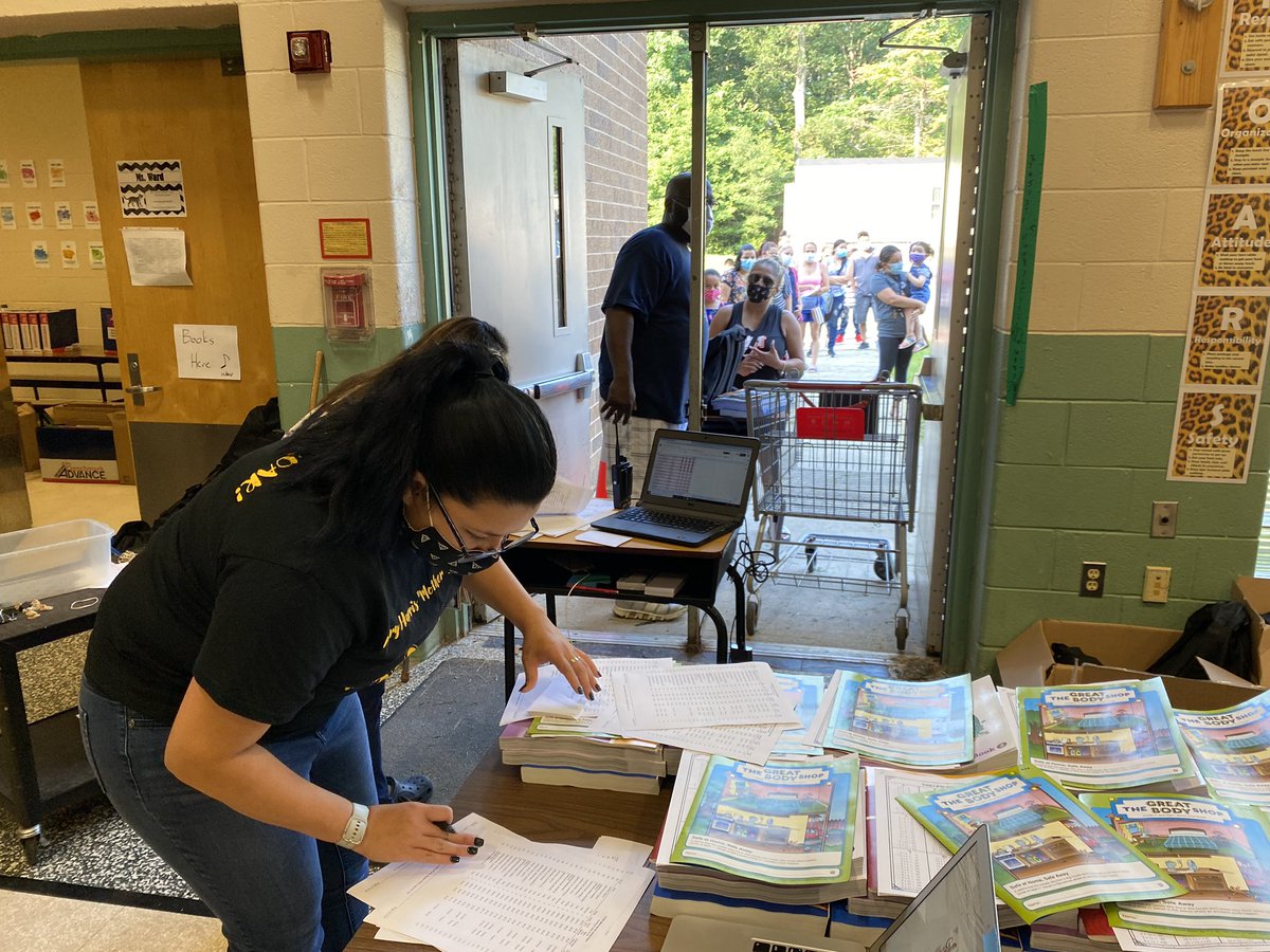 MHMJES's tweet image. Distribution day at @MHMJES @pgcps #PlugInPGCPS Join us! @Title1_PGCPS