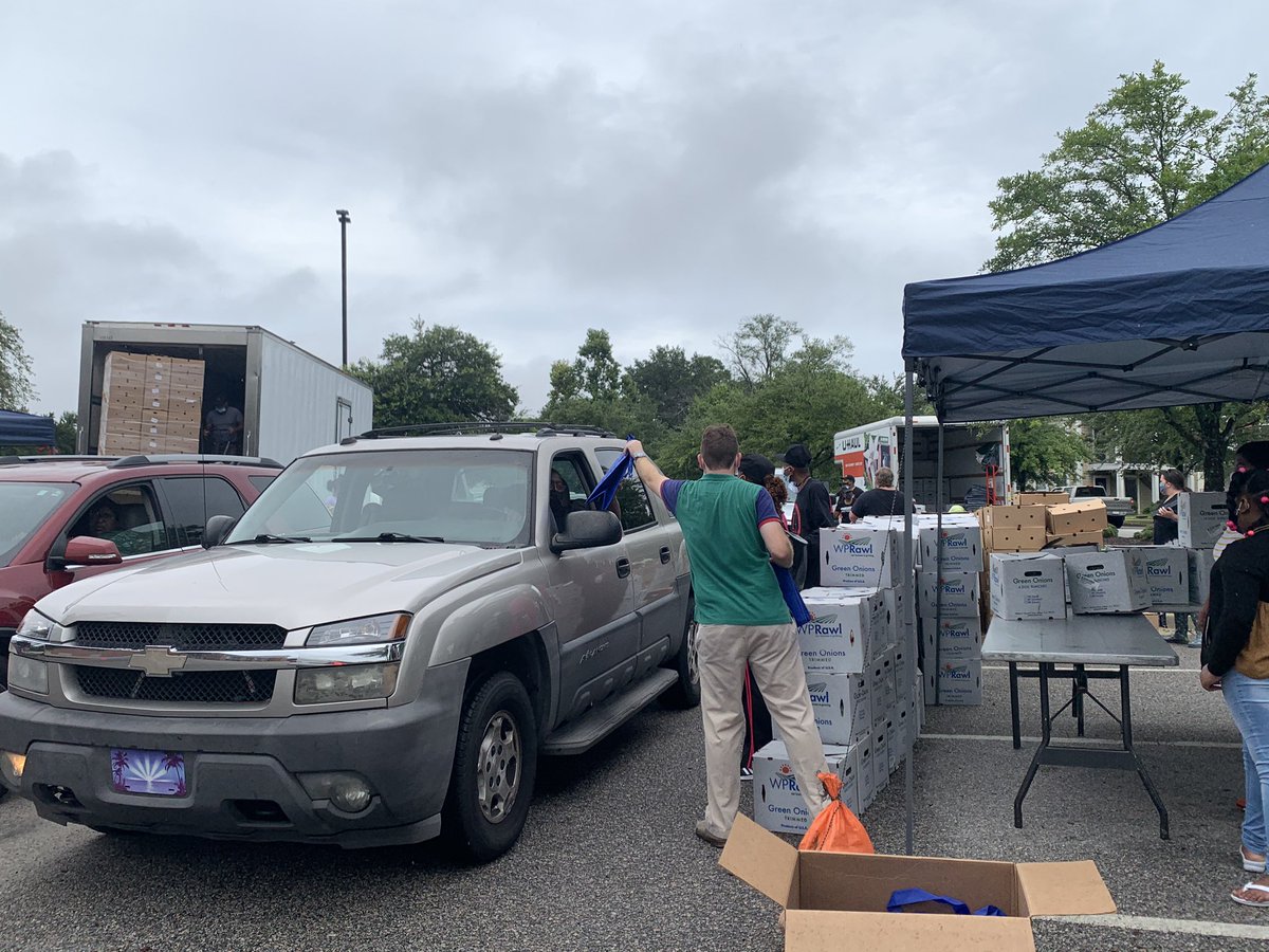 CityofColumbia's tweet photo. This morning, the Columbia Food Policy Committee is hosting a free Pop-up Produce Market at @DrewWellnessCOC. 400 boxes of fresh produce are being distributed to citizens at this drive up event. #wearecolumbia https://t.co/WjDtvvNye1