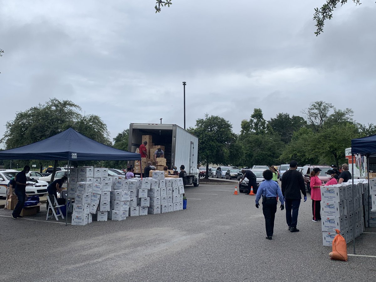 CityofColumbia's tweet photo. This morning, the Columbia Food Policy Committee is hosting a free Pop-up Produce Market at @DrewWellnessCOC. 400 boxes of fresh produce are being distributed to citizens at this drive up event. #wearecolumbia https://t.co/WjDtvvNye1