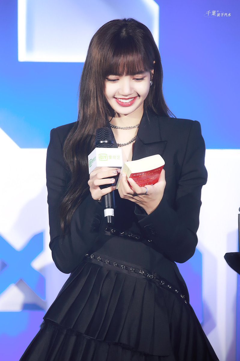 Lisa is the first foreigner mentor in Youth With You, a chinese survival show.