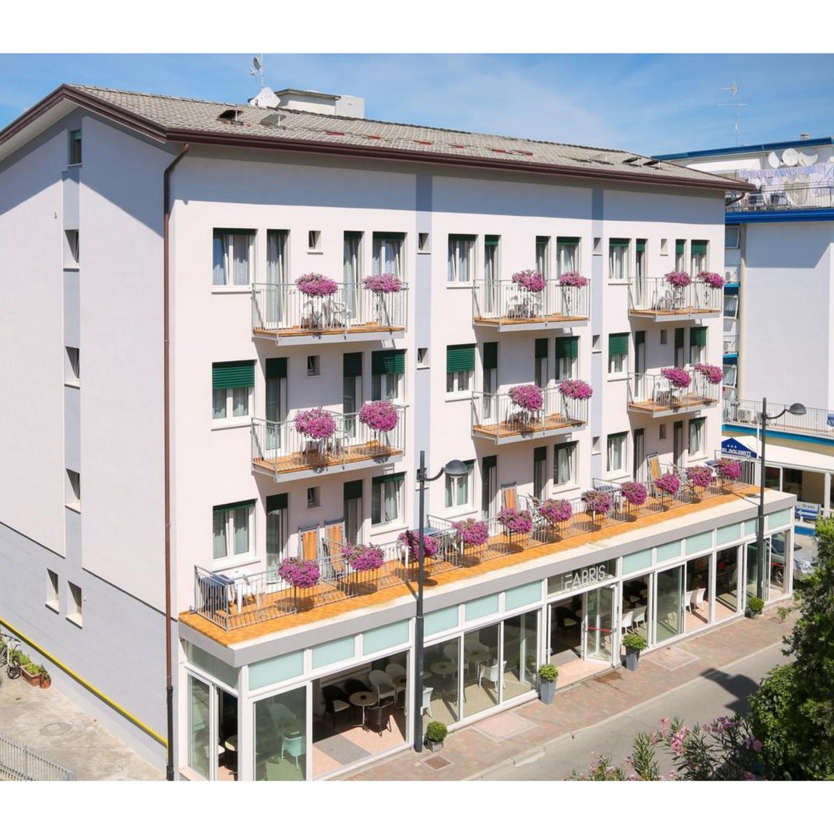 Vicino al mare e al centro storico, l’hotel Fabris a conduzione famigliare, offre un’atmosfera accogliente e confortevole. Cordialità e gentilezza, costante attenzione alle esigenze degli ospiti contribuiscono a rendere perfetto il vostro soggiorno.  
ow.ly/TRKv50B6kua