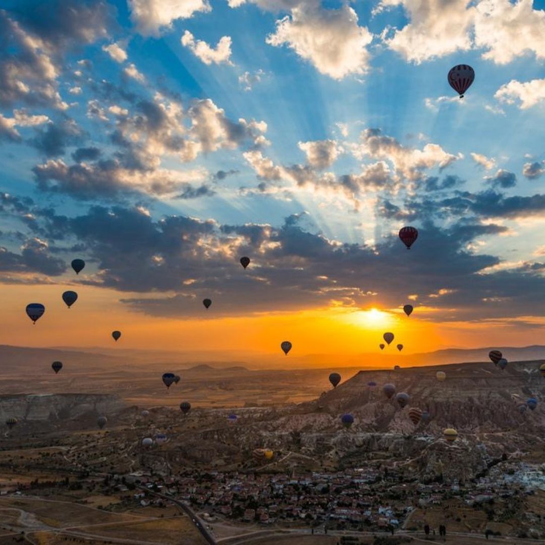 iconsandstyles's tweet photo. Wait is over, Hot Air Balloon rides are back!  The balloon ride over Cappadocia at sunrise is an experience of a lifetime only possible in one’s fantasies. https://t.co/IbnEwCXUyy