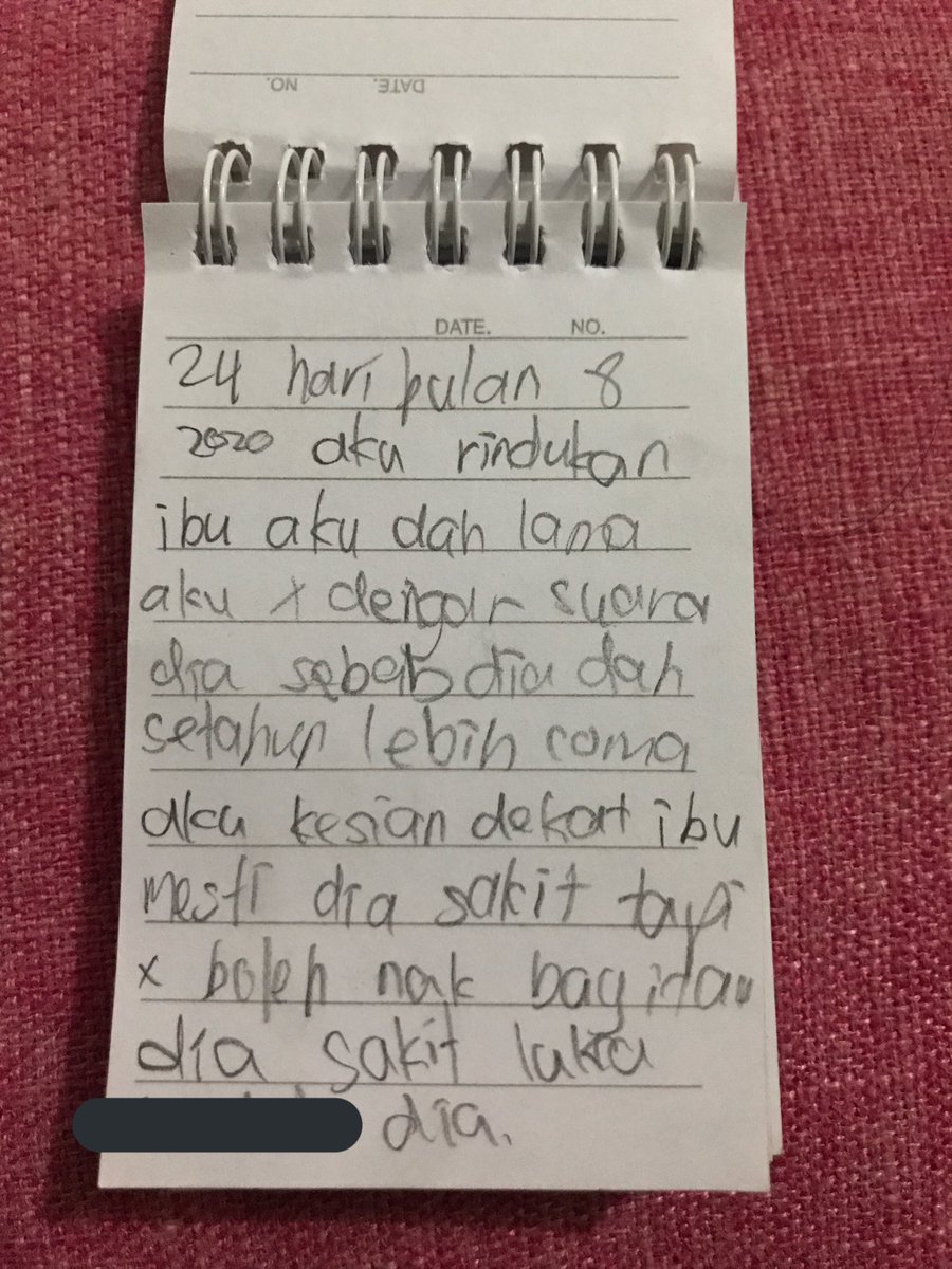 fh4ni's tweet photo. Dah setahun lebih ibu tak sedar, sebab cell otak ibu dah mati. smlm beli buku untuk adik. Harini. 😭 tak nak sedih sorang 😭 adik tak paham lagi, tapi keajaiban tu ada adik, insyaAllah. Kuasa tuhan. Semoga ibu aku diberi keajaibann. Aminnn (tolong amin kan please) ❤️ rindu ibu :) https://t.co/hYU2GWu1UV