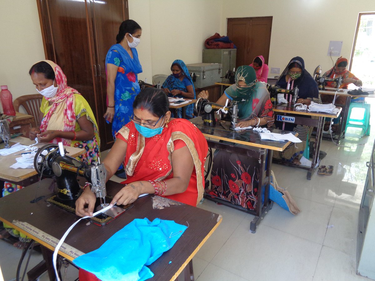 abhyudayjindal's tweet photo. Moving towards an #AtmaNirbharBharat, @Jindal_Official is proud to be producing 10,000 masks a month for its employees, made purely out of #Khadi. By being #VocalForLocal, the wives of our employees in Hisar are leading this initiative from the front. @smritiirani @TexMinIndia https://t.co/Y5sLemCj1R