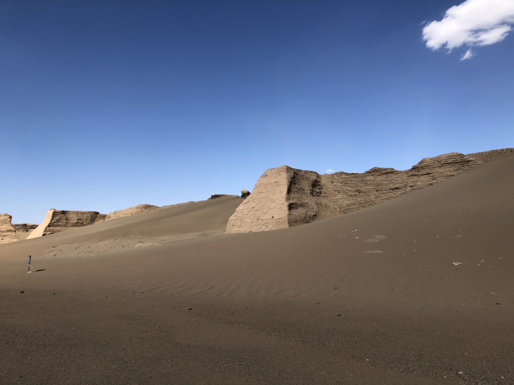 Mountains, steppe, desert and Covid overcome to finally make it to the holy grail of desert cities: the Tangut fortress of Khara Khoto, deep in Inner Mongolia’s Badain Jaran desert, with the nearest town Ejina 额济纳 still taking its Tangut name (something like ‘Yijinai’) 1/5