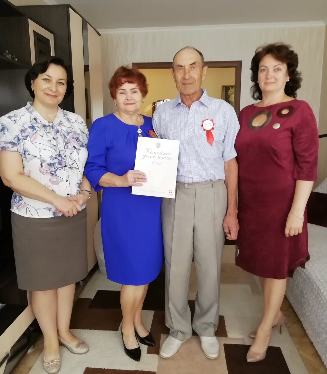 Skovorodina_I_V's tweet photo. Поздравления Губернатора СО @D_Azaroff с юбилеем супружества принимали сегодня тольяттинцы: Беловы Виктор Иванович и Вера Гавриловна, Липутатовы Анатолий Иванович и Татьяна Владимировна, Климовы Виктор Васильевич и Лидия Михайловна, Чиковы Николай Николаевич и Надежда Анатольевна https://t.co/xVvuKVpMdP