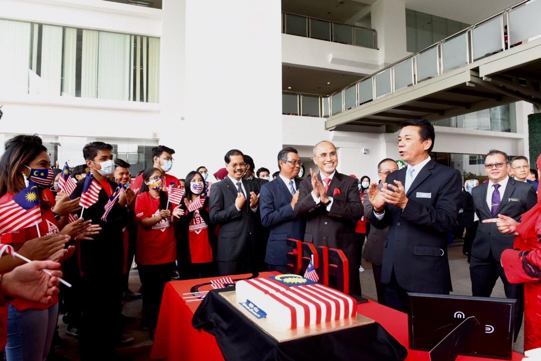 MohdShukriYajid's tweet photo. The "Negaraku Showcase" organised by Fac of Info Sciences & Engineering, officiated by YBhg Tan Sri Mohd Khairul Adib Abd Rahman, KPPA Malaysia. Uplifting the spirits of togetherness & patriotism among #MSUrians. @MSUMalaysia @MSUcollege @msumcmalaysia @jpagov https://t.co/svy9TwERpB