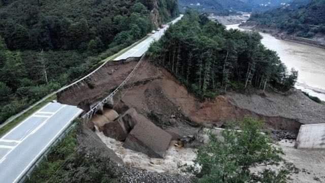ZiyaOKUR_1's tweet photo. Bu menfezi yapan müteahhit,   5 Askerin ve 1 sivilin katilidir.  Hesabı sorulmalıdır... https://t.co/qEU9TzGFU9