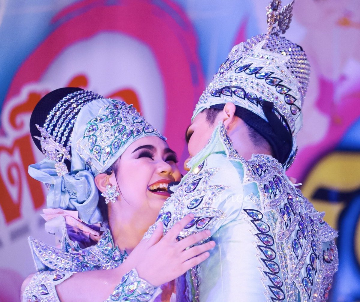 RaneeAnopatcha's tweet photo. 😜นางเอกจะห้ามไม่ให้หอมเหรอ..."เคยห้ามได้เหรอ🤭"

#BPFCbyRanee
#_banksorn_
#_tanutcha_poy
#ศรรามน้ำเพชร
#ศรรามเอนกลาภ
#พระเอกผู้นำทีมงาน
#พระเอกม้าทองคำ🐎
#นางเอกตาสระอิ
#น้องปอยลูกท่าเรือ
#เพราะเขาและเธอคือเมนMainของพี่ https://t.co/REznI3qmnO
