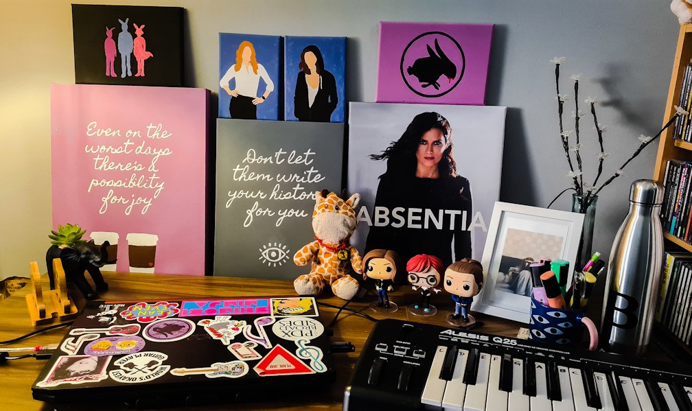 TheFifthSister's tweet photo. New mini acoustic panels join the rest in the home studio behind my desk. Setup has really come together and has an oddly Canadian theme 🤣
#AbsentiaFanart #CastleFanart #EmilyByrne #KateBeckett #stanakatic #Handpainted #StudioTreatment #Absentia #RenewAbsentia @Stana_Katic https://t.co/Wyl7VXjFHy