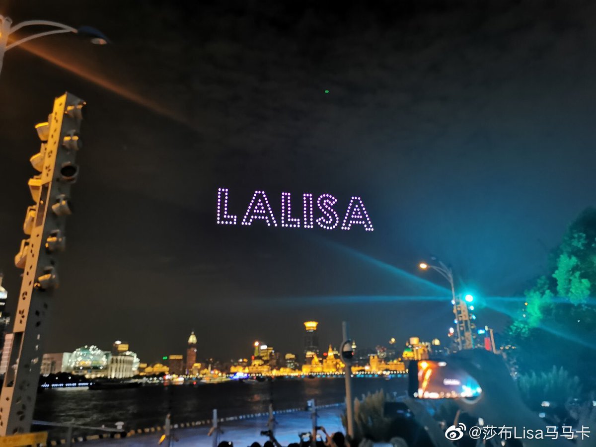 Lisa is the first kpop idol to have a light show with 200 drones organized by her chinese fans  @LISABar_CN.