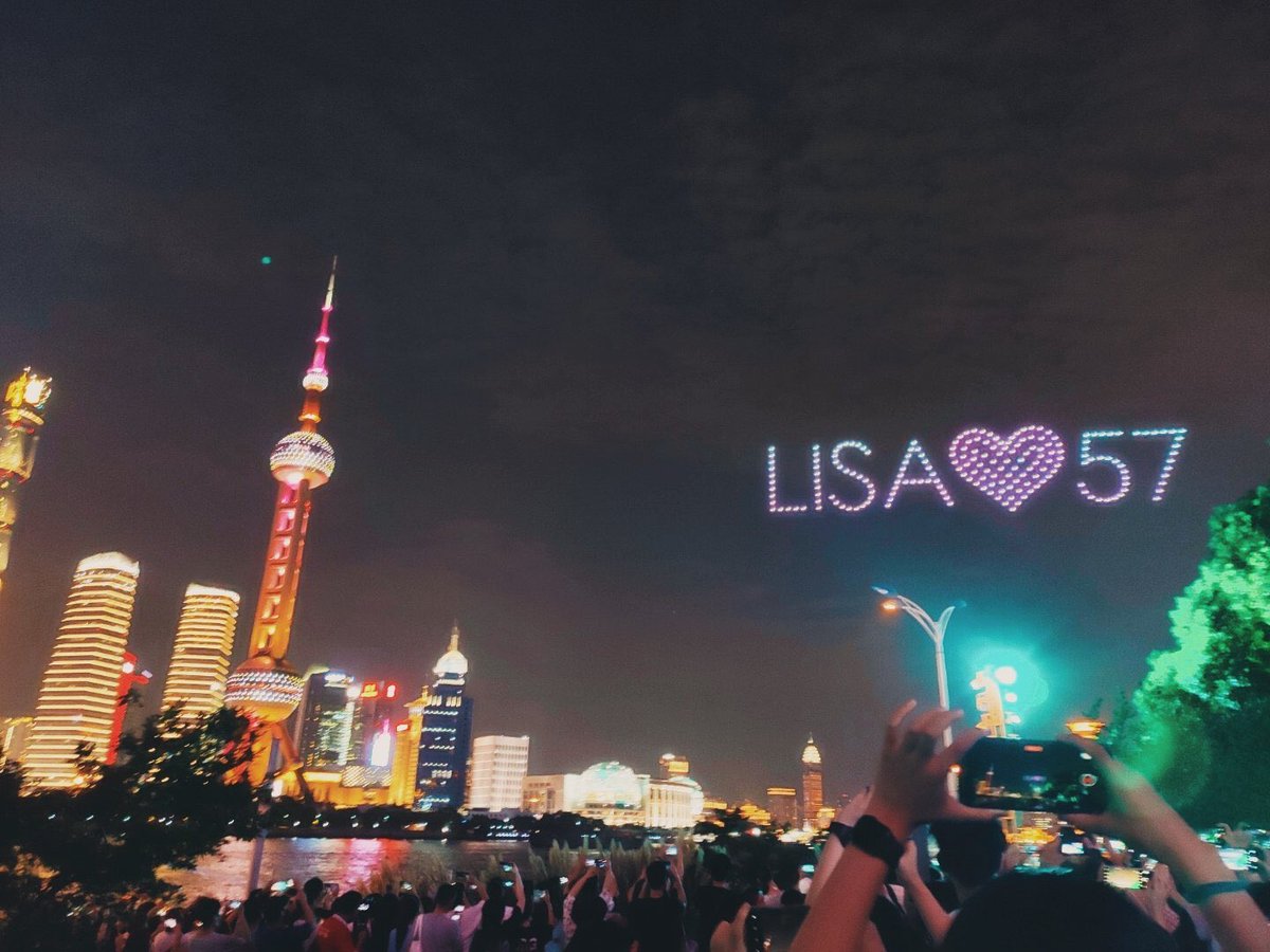 Lisa is the first kpop idol to have a light show with 200 drones organized by her chinese fans  @LISABar_CN.