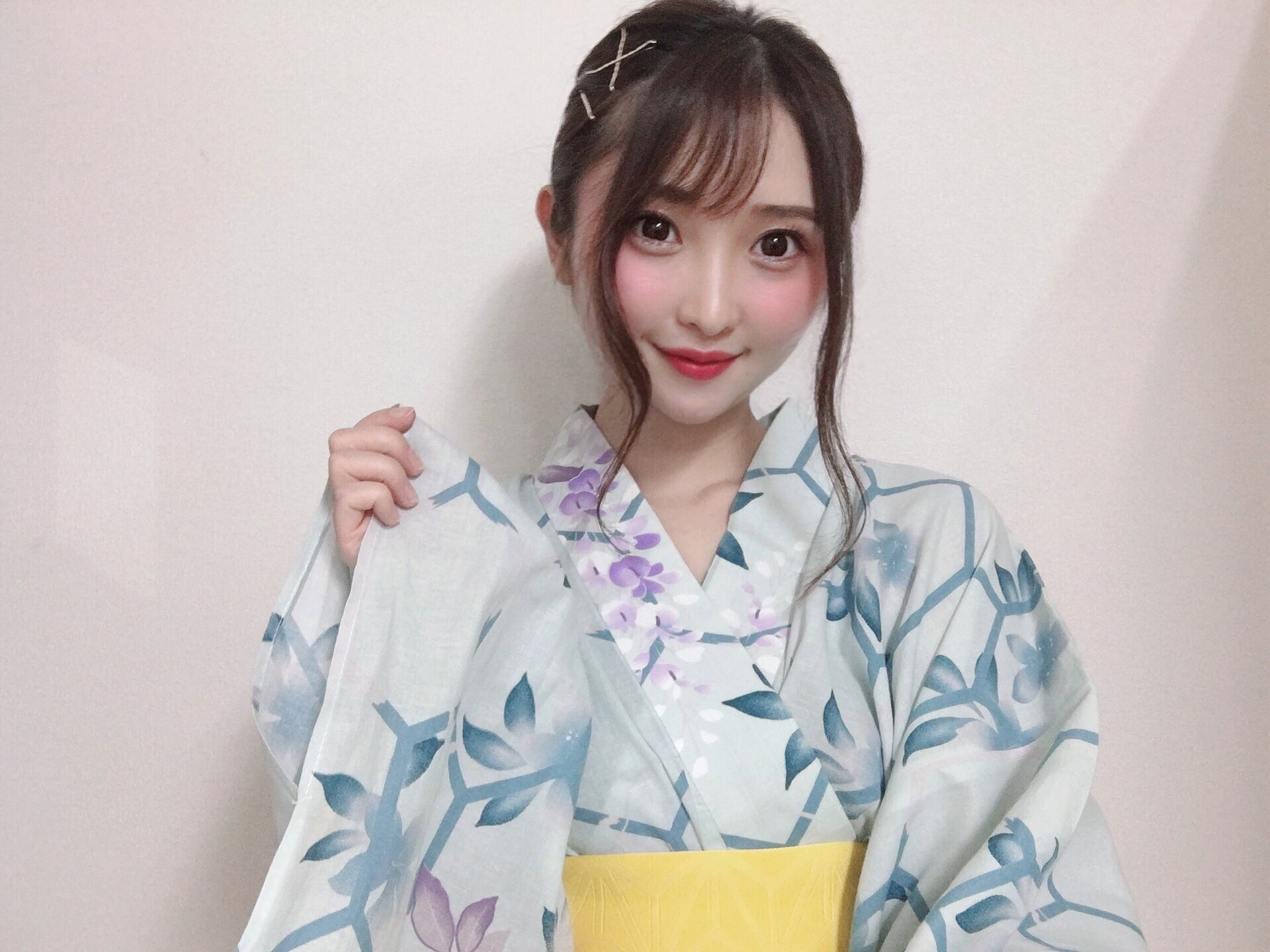 末永佳子 皆さんお元気ですか まだまだ暑い日が続きそうなので熱中症にはくれぐれも気を付けてくださいね ちょっと涼し気な写真を 今年の夏は水色の 浴衣です 皆さんはアップ 前髪あり とハーフアップ 前髪なし