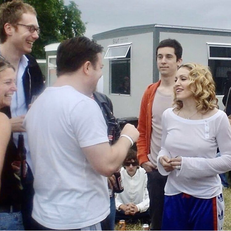 HandyNeil's tweet photo. Pic of the day: Richard Ashcroft backstage at Live 8 drinking his orange Fanta. No fucks given 😎 #AloneWithEverybody @Madonna @rickygervais @StephenMerchant @richardashcroft https://t.co/kpwBxOwMfA
