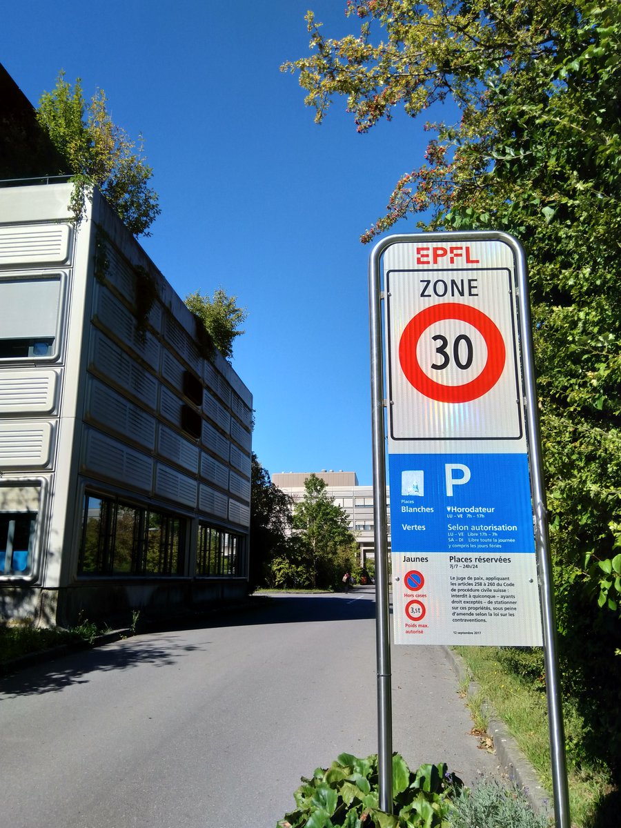 Solution n°1 : rendre payant le stationnement Le stationnement a été rendu payant sur le campus pour remplir 2 objectifs : contraindre l'usage de la voiture individuelle + créer un fond de mobilité pour financer des actions en faveur des mobilités décarbonées.