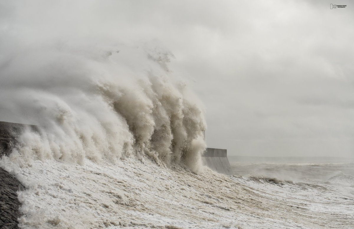 #bigwaves #StormFrancis at <a href="/PorthcawlRNLI/">Porthcawl RNLI Lifeboat</a>  Today. <a href="/walesdotcom/">This is Cymru Wales</a>
<a href="/WalesOnline/">WalesOnline 🏴󠁧󠁢󠁷󠁬󠁳󠁿</a> <a href="/BBCWales/">BBC Wales 🏴󠁧󠁢󠁷󠁬󠁳󠁿</a> <a href="/ItsYourWales/">It's Your Wales</a> <a href="/DerekTheWeather/">Derek Brockway - weatherman</a> <a href="/WalesCoastUK/">Wales Coast Path UK</a>