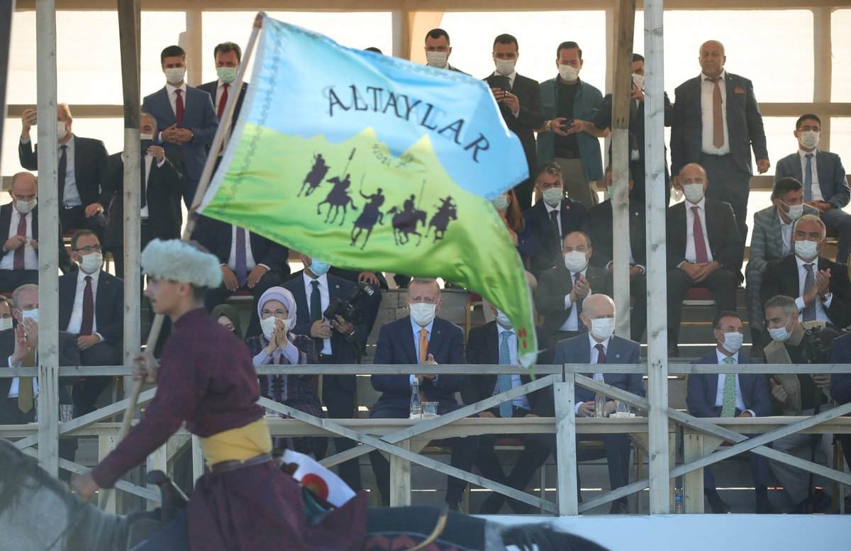 Genel Başkanımız Sn. Devlet BAHÇELİ ve Cumhurbaşkanımız Sn. Recep Tayyip ERDOĞAN, Bitlis'te Han Çadırını ziyaret ettikten sonra okçuluk gösterisini izledi.