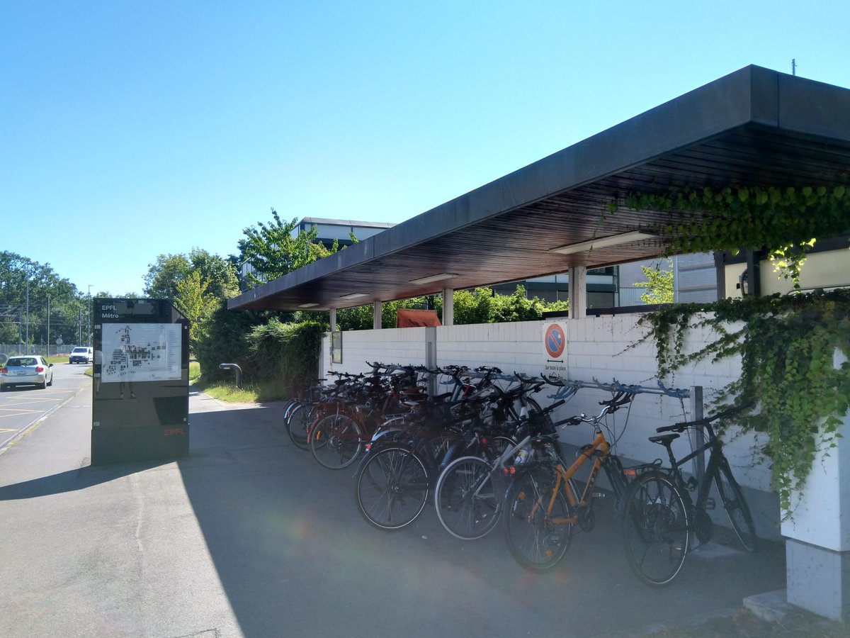 Solution n°2 : multiplier les stationnements  #vélos Entre 2018 et 2020, ce sont 600 nouvelles places de parc vélo qui ont été ajoutées pour arriver à un total de 3300 places sur tout le campus de l'EPFL.