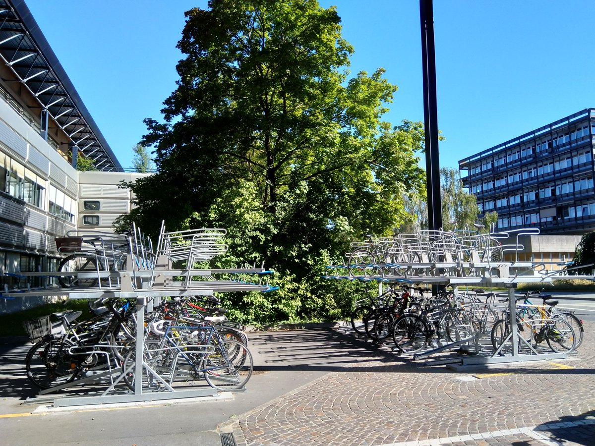 Solution n°2 : multiplier les stationnements  #vélos Entre 2018 et 2020, ce sont 600 nouvelles places de parc vélo qui ont été ajoutées pour arriver à un total de 3300 places sur tout le campus de l'EPFL.