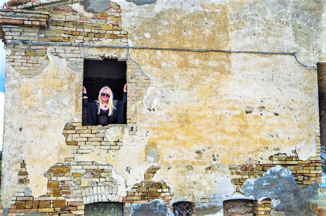 LAKarenLoftus's tweet image. Me: I want to travel. 
Quarantine: To where? Your balcony?  

#Quarantine #StayatHome #QuarantineRoutine #WAT