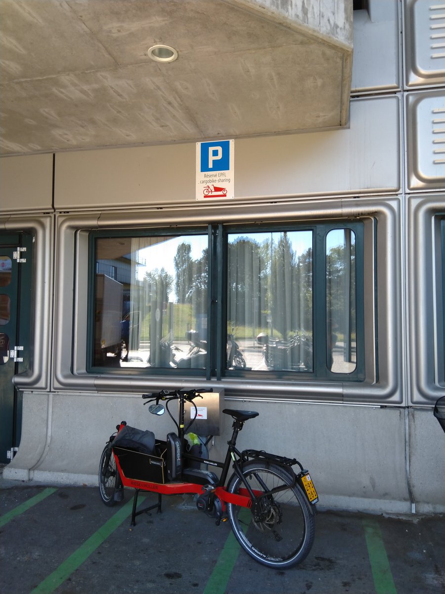 Solution n°4 : faciliter la location de vélos c'est ce que propose l'EPFL avec la location de vélos cargos (modèle SpeedBike 45 km/h). Pratique pour déménager quelques affaires ! un système de location vélos en libre service existe aussi (mais les vélos ont tous disparu)