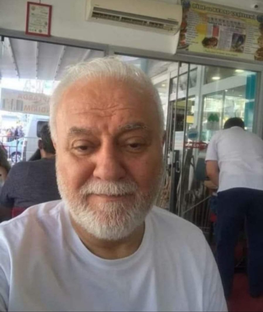 Nihat Hatipoğlu'nu,Dini imar davasındaki din tahripçilerinin ekranları istila ettiği bir zamanda, insanları Allah Rasulünün(sav)muazzez izine çağıran,Kur'an-ı Kerime ve Sünnet-i Seniyyeye bağlı bir hocamız olarak tanıdık.Şafi olan Rabbimize, ona şifa vermesi için dua edelim.