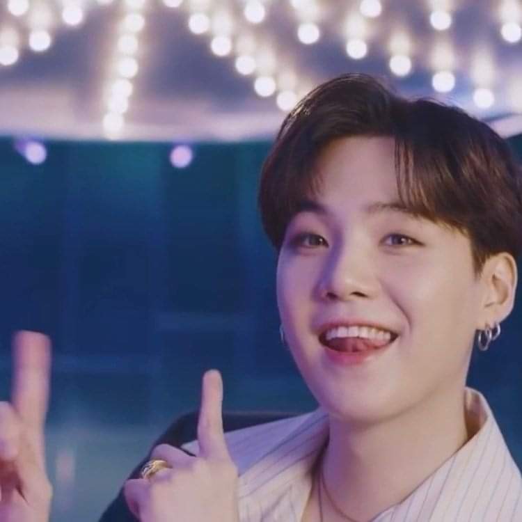 Stephvonk_'s tweet photo. Yoongi haciendo el baile de deditos de @auronplay es insuperable #DynamiteBside @BTS_twt https://t.co/AY3TogjP6O