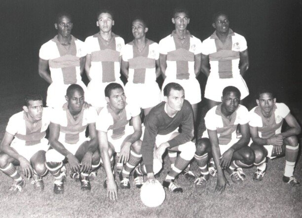 Il faut dire les Antilles néerlandaises par le passé, alors sous le nom de la colonie Curaçao, ont une longue tradition footballistique.La fédération de football a été créé en 1921 et l'équipe nationale a disputé son 1er match international contre le Panama en 1934.