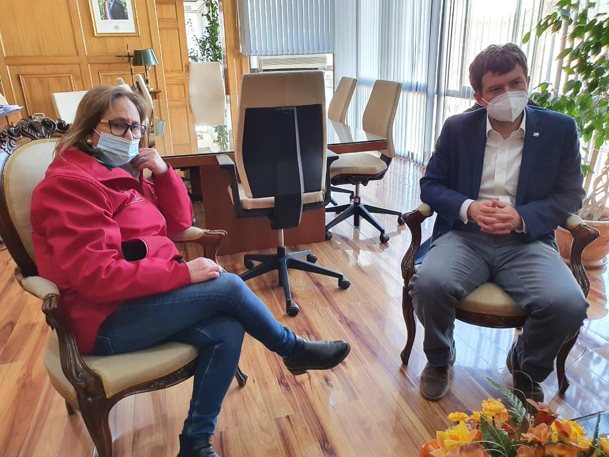 El Pdte. <a href="/sebastianpinera/">Sebastian Piñera</a> nos ha mandatado trabajar sin descanso y en equipo para dar respuesta a necesidades de las familias que lo pasan mal. Hoy me reuní con el Director <a href="/FOSIS_Chile/">FOSIS</a> <a href="/fbettancourt/">Felipe Bettancourt</a> y Director <a href="/FOSIS_OHI/">FOSIS Región de O'Higgins</a> <a href="/jupinom/">Juan Ignacio Pino Manubens</a> buscando soluciones a las familias de #OHiggins