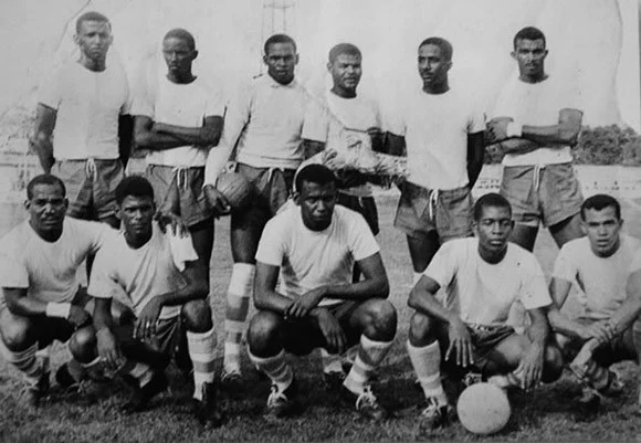 Le football va continuer de faire briller Curaçao/Antilles néerlandaises puisque la sélection sera finaliste de la Coupe de la Confédération centre-américaine et caribéenne en 1960 et sera médaillée de bronze lors Jeux d'Amérique centrale et des Caraïbes en 1950 et 1962.