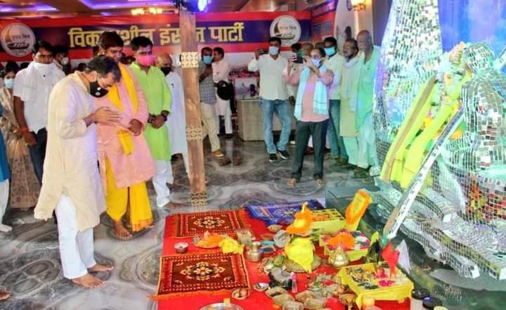 Diwakarkush_RJD's tweet photo. आज राष्ट्रीय अध्यक्ष माननीय Upendra Kushwaha जी #VIPPartyIndia पार्टी के प्रधान कार्यालय , पटना में आयोजित #गणेशोत्सव में शामिल हुए एवं भगवान श्री गणेश की वंदना कर प्रसाद ग्रहण किये! @UpendraRLSP @RLSPIndia https://t.co/OS11k7gQko