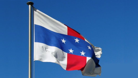Les Antilles néerlandaises seront finalement dissoutes en 2010 :Aruba, Curaçao et Sint Maarten deviendront alors des pays constitutifs du royaume des Pays-Bas tandis que Bonaire, Sint Eustatius et Saba auront le statut de municipalités spéciales.