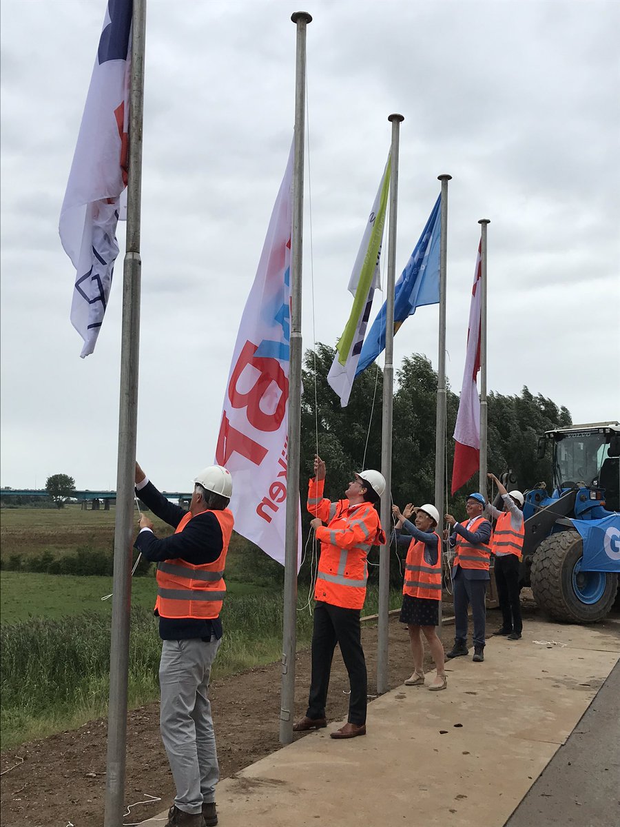 wsrivierenland's tweet photo. @HWBP, @provUtrecht, @5heerenlanden, @GMBtweet en @wsrivierenland staan stil bij samenwerking rond uitvoering #dijkversterking Vianen #Waterveiligheid https://t.co/zdmHUsqejE