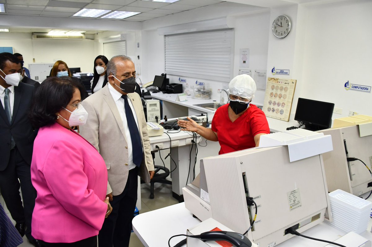 SaludPublicaRD's tweet photo. El Ministro de Salud Pública, @plutarcoariasmd y rectora UASD Emma Polanco Melo se reúnen y tocan temas de interés como Residencias Médicas, Seguro Nacional de Salud y el fortalecimiento de la investigación médica. https://t.co/ttIA6PEgnz