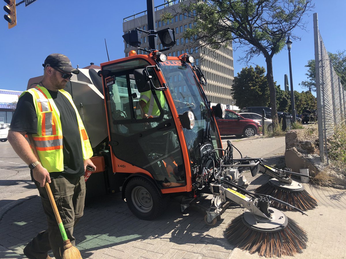 downtown’s new addition #sweetride keeping it beautiful! <a href="/DowntownBarrie/">Downtown Barrie BIA</a> <a href="/cityofbarrie/">The City of Barrie</a>