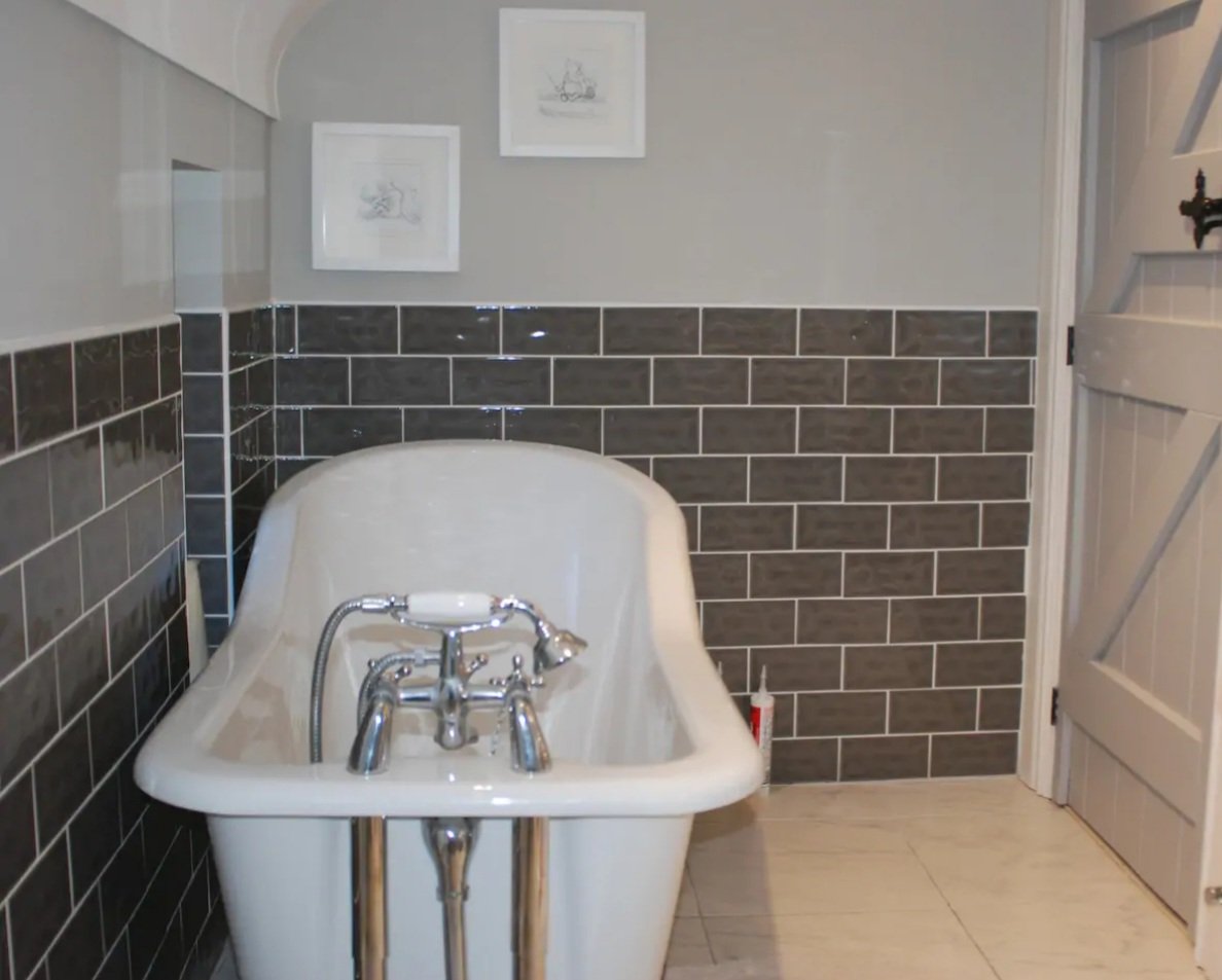 #Staycation starts 2moro! We're off to #Chester &amp; #Wales, booked <a href="/chesterzoo/">Chester Zoo</a>, <a href="/BreakoutChester/">Breakout Chester</a>, visiting #Snowdonia; look at this bath in our Welsh Cottage! #bathgoals #travelwithkids #kidswhotravel #ukstaycation #visitwales #visitchester #familytime <a href="/VisitChester_/">Visit Chester</a> <a href="/VisitCheshire/">Visit Cheshire</a>