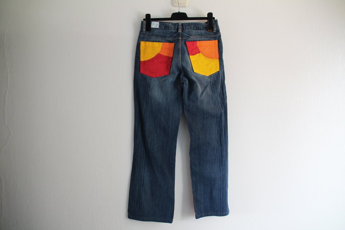 SHAPES JEANS - hand painted and thrifted - size W31" - €30 with free shipping to the Netherlands. International shipping possible https://www.etsy.com/listing/853046867/shapes-and-colours-hand-painted-jeans?ref=shop_home_active_4&frs=1