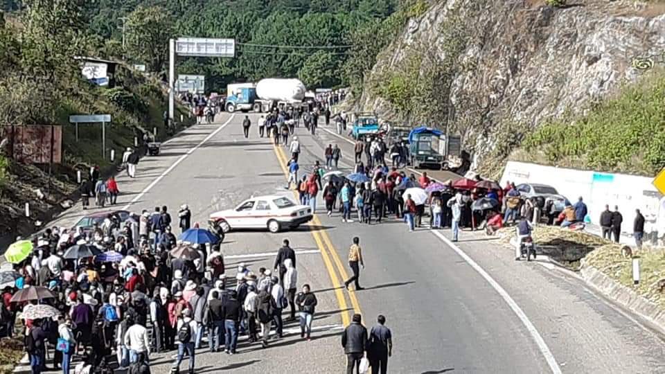 GabyCoutino's tweet photo. Inicia #Bloqueo en la carretera de cuota #SanCristóbalDeLasCasas #Chiapas. Son aproximadamente 400 pobladores de barrios, asentamientos y colonias de la zona norte de esa ciudad que se declaran miembros de la Organización #Proletaria #EmilianoZapata #OPEZ denominada histórica https://t.co/f6027DRUcT