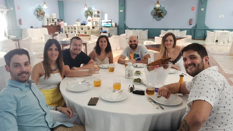 AtalayaEvents2's tweet photo. Porque en los tiempos que corren hay que celebrar la vida y desde el respeto a las medidas de seguridad, festejar la amistad y darle el valor que merece.Por eso en Gastrobar Atalaya organizamos encuentros como este para seguir uniendo corazones #eventosconcorazon ❤️ #gastrobar https://t.co/KcNAbc7Y6c