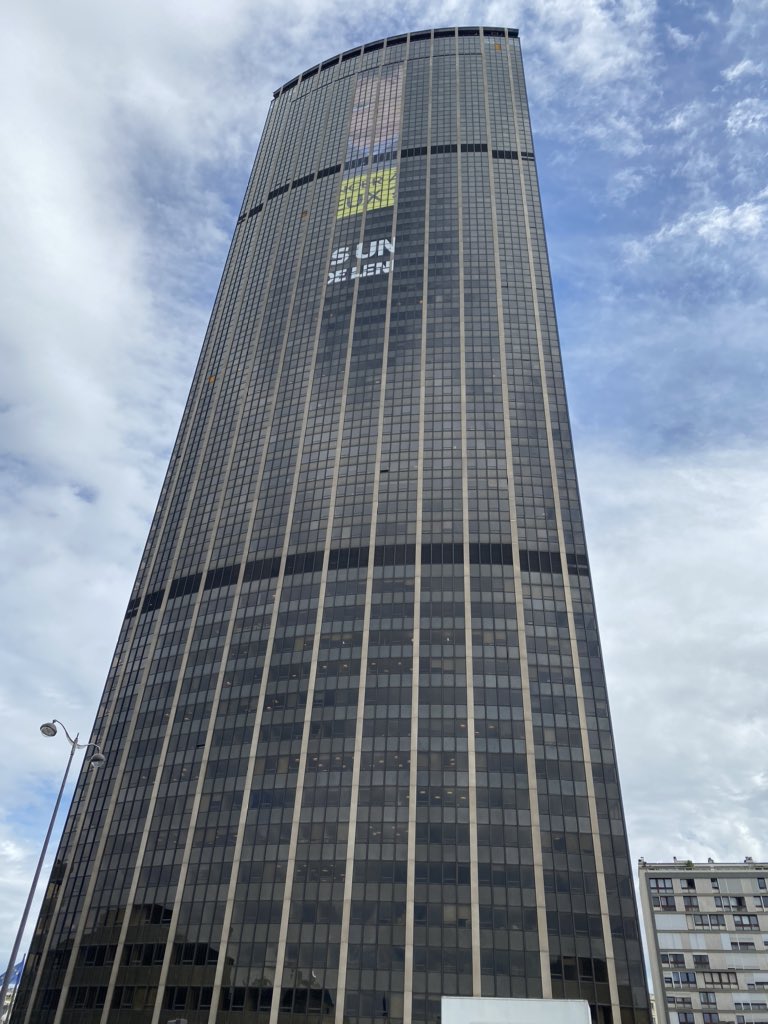 L’affichage en cours de la campagne #guerirlecancerdelenfantau21emesiecle avec #thebigNoe ne va pas vous remonter le moral en cette période si compliquée, mais comment ne pas penser aux 1200 enfants décédés du #cancer depuis mars?<a href="/GustaveRoussy/">Gustave Roussy</a> <a href="/NicolasSarkozy/">Nicolas Sarkozy</a> <a href="/LaTourMontpar/">TourMontparnasse</a>