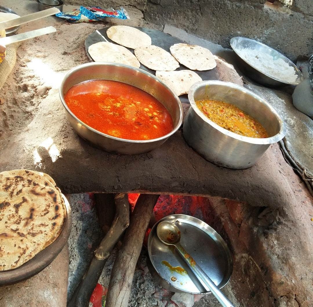 Chefvishalbhat1's tweet image. Food made with love will always taste good...
Had this amazing meal few years ago at a highway dhaba in Kutch... I still can&apos;t forget taste and hospitality...
#indianfood #food #FoodForThought #foodies #dhaba