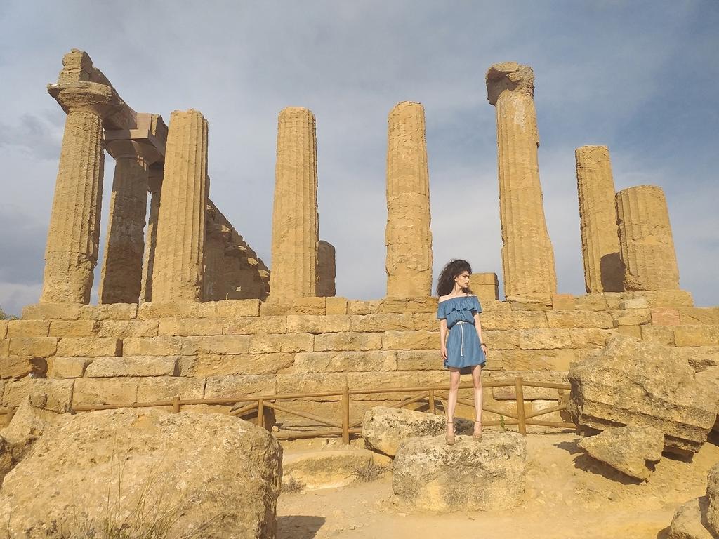 ModestinaGF's tweet photo. «Seduti lungo la strada che corre ai piedi del costone sorprendente, si rimane a sognare dinanzi a questi stupendi ricordi del più grande dei popoli artisti...»
#Agrigento
#lavalledeitempli
#giunone
#Sicilia
#lamiaterra
#lemieradici https://t.co/IP01Cex59x