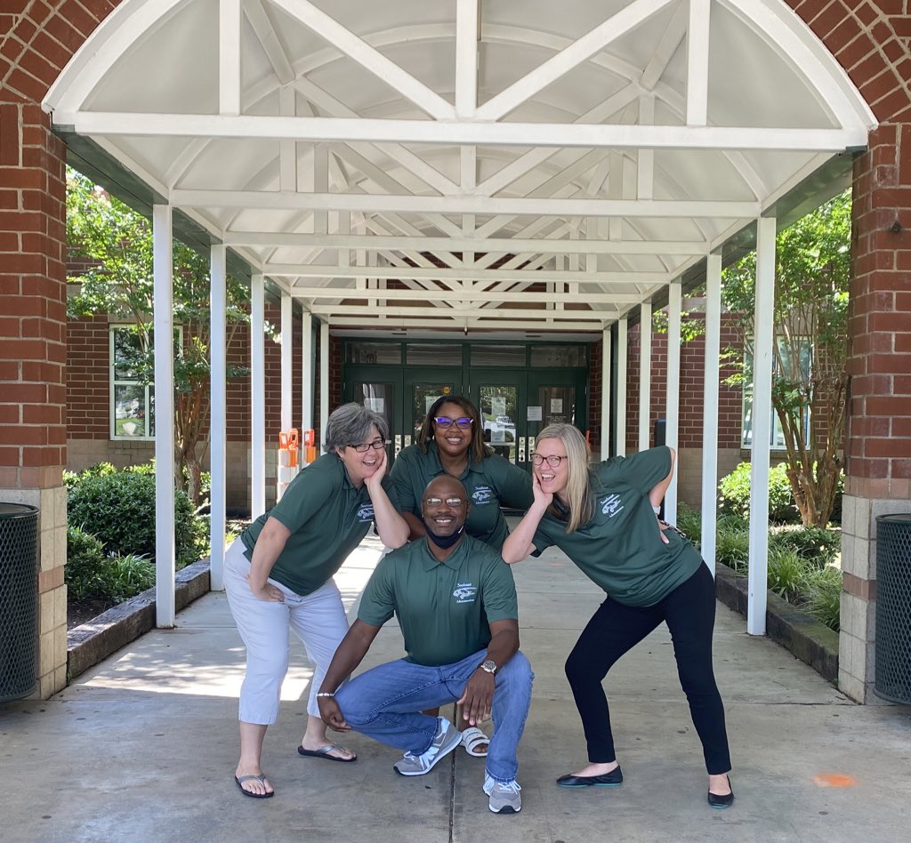 MsHelms_MEd's tweet image. The SEMS admin team is so proud of our teachers, students and parents!We want you to know that we continue to have your back and we are all leaning on each other and supporting you through remote learning! #togethersems #remotelearning #supportlearning #makingdailyprogress