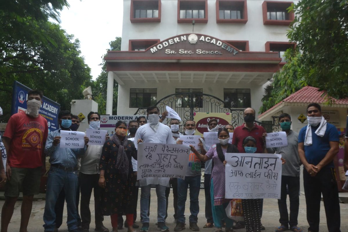 व्यापरियों और अभिभावकों ने इंदिरापुरम में प्राइवेट स्कूल के सामने फीस माफी को लेकर किया प्रदर्शन। <a href="/NBTDilli/">NBT Dilli</a>
