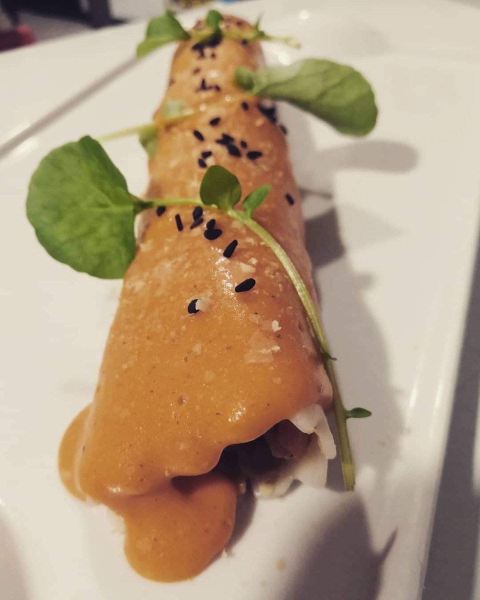 Canelon con bechamel de calabaza. 
Comería pasta todos los dias Si pudiese XD