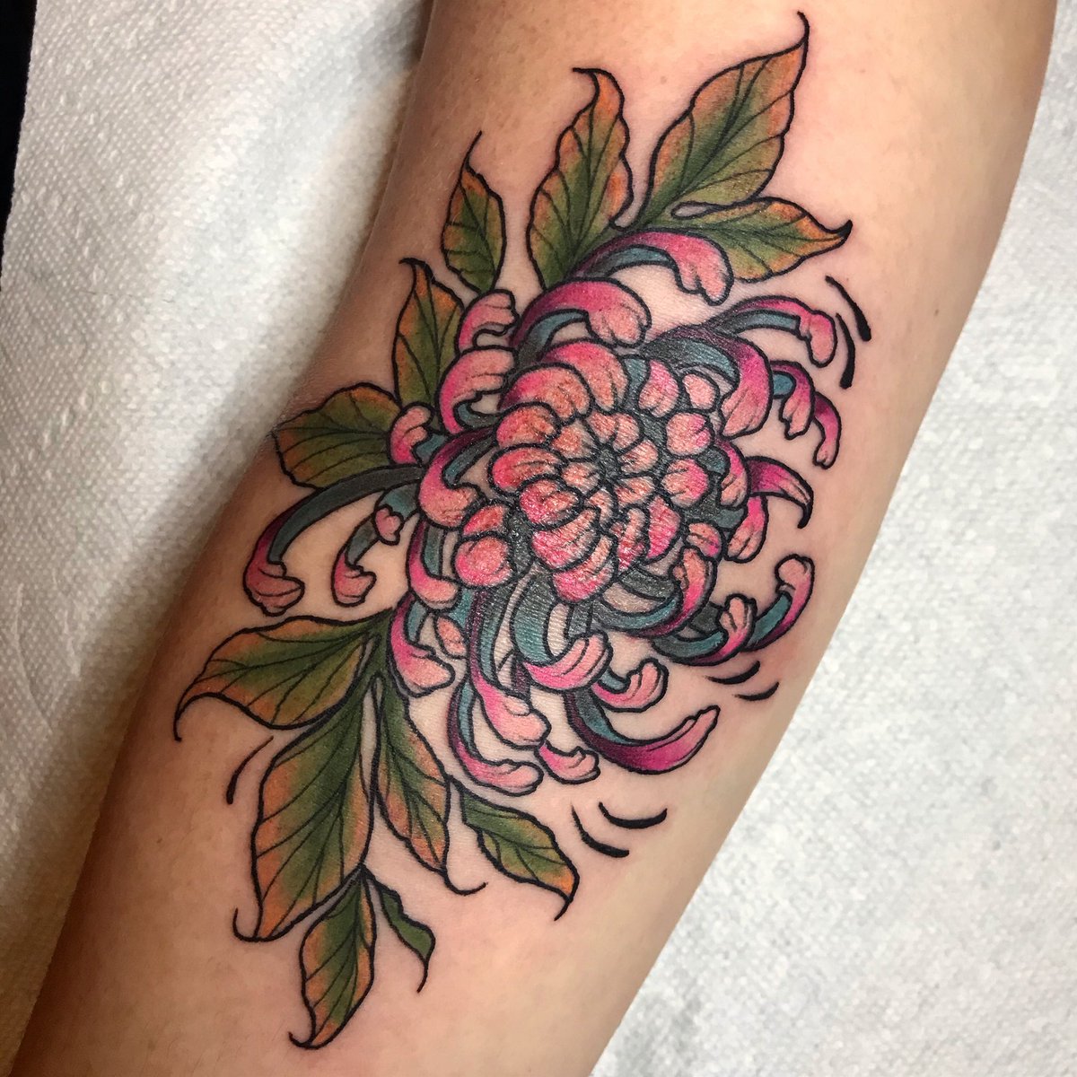 Chrysanthemum tattoo from a while ago 
•
•
•
#tat #tattoo #tattoos #design #art #artist #dallas #dallastattoo #dallastattooartist #texasinked #texastattoo #texastat #femaletattooartist #floral #floraltattoo #flower #Chrysanthemum