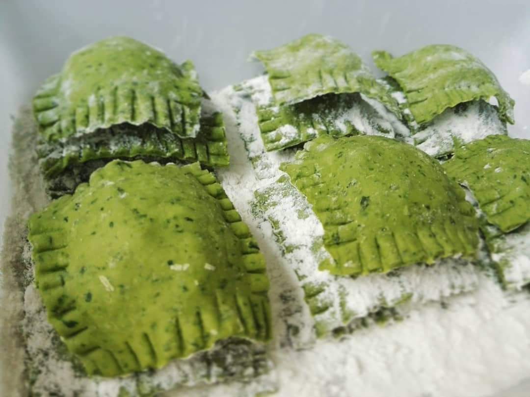 Seguimos con pasta. 
Ravioli de espinacas relleno de ricotta de almendra. 
Incluso sin salsa están ricos!