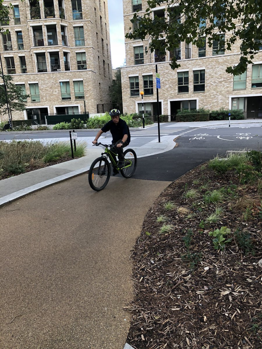 Really nicely done protected cycle lane and filtered bike path combo on Victory Place/Rodney Place in Southwark near Elephant - don’t know the area well but looks fairly new – bei  Elephant Park