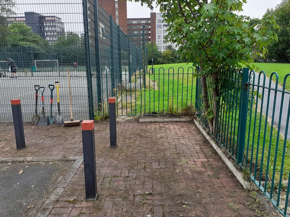 fospm16's tweet photo. Friends volunteers and @ncs (National Citizen Service) young volunteers spent 4h last week litter picking and clearing weeds by the Old Trafford Sports Barn! Thank you @LancsCricketFDN @NCSTrust @OneTrafford #ncs #wicketz #SeymourParkOT #LoveOldTrafford #KeepDoingGood https://t.co/lsNyWoOFqI